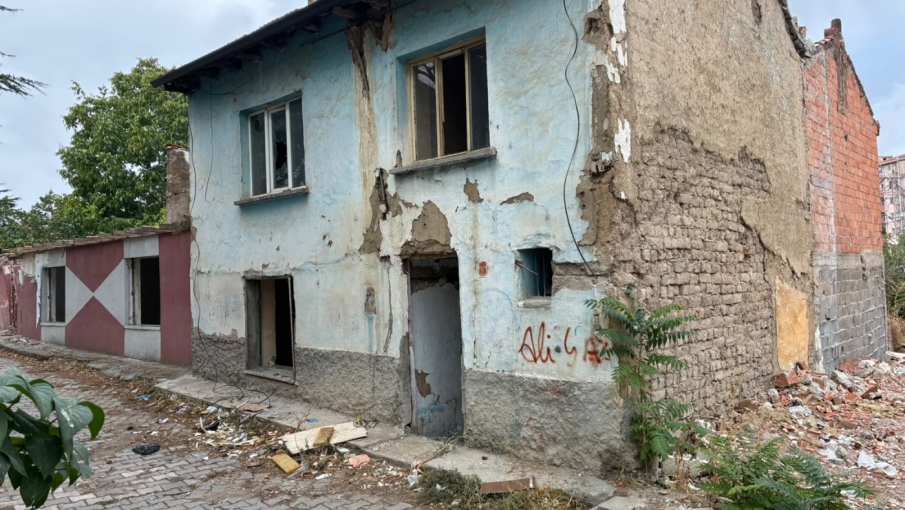 Alanönü’nde yan yana 3 metruk ev mahalleliyi tedirgin ediyor